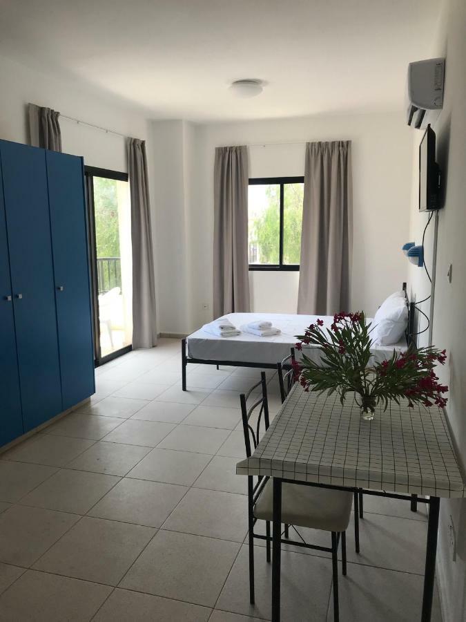 Athinas Court Paphos Exterior foto