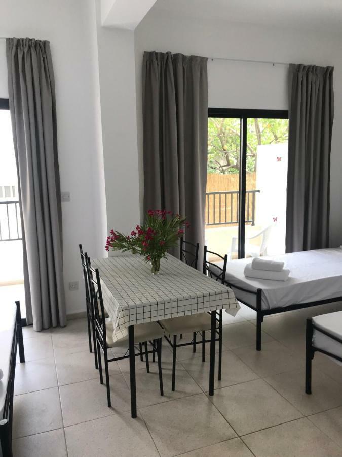 Athinas Court Paphos Exterior foto