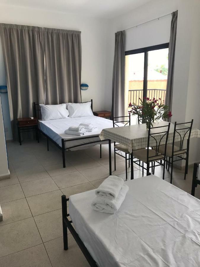 Athinas Court Paphos Exterior foto