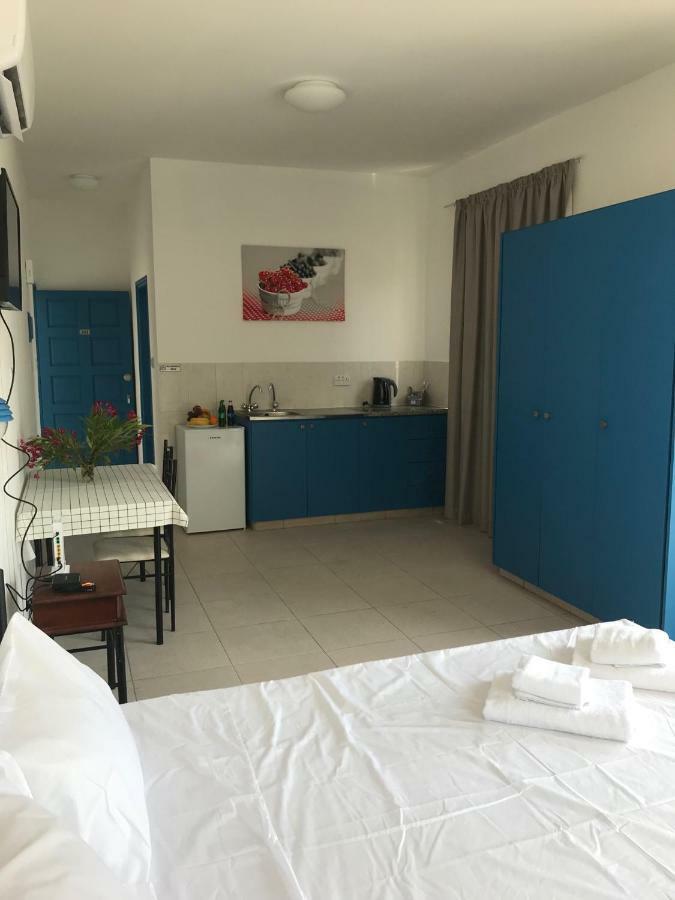 Athinas Court Paphos Exterior foto