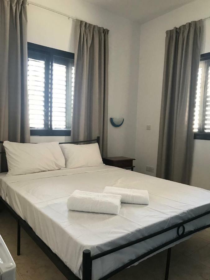 Athinas Court Paphos Exterior foto